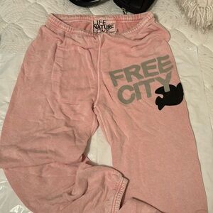 Light pink Free City sweatpants
